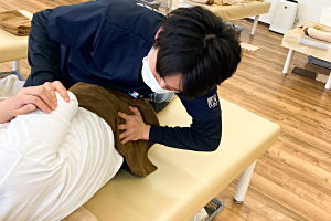 新潟関屋整骨院の腰痛の施術風景画像です。