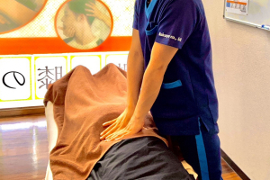 ひなた整骨院　平野上町院の骨盤矯正の施術風景画像です。