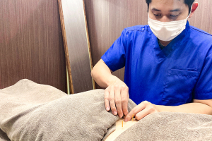 じん鍼灸整骨院　泉が丘院の鍼灸施術の施術風景画像です。