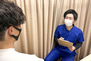 じん鍼灸整骨院泉が丘院のカウンセリング風景の画像