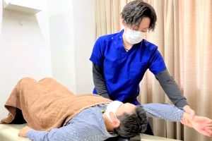 じん鍼灸整骨院　泉が丘院の肩こりの施術風景画像です。