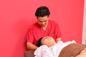 大吉整骨院　戸田院の肩こりの施術風景画像です。