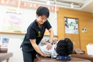 北２４条あおば鍼灸整骨院の整体の施術風景画像です。