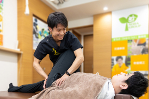 北２４条あおば鍼灸整骨院の骨盤矯正施術の施術風景画像です。