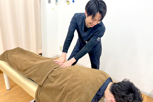 ハローズ花尻接骨院の腰痛の施術風景画像です。