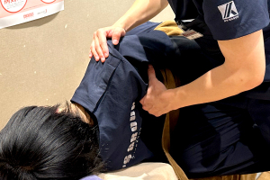 本八幡南口接骨院の肩こりの施術風景画像です。