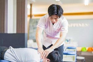 安城ハピネス接骨院・整体院の整体の施術風景画像です。