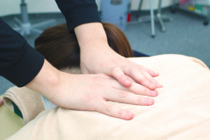 京成曳舟駅前プラザ接骨院・はり灸院の肩こりの施術風景画像です。