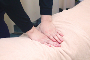 京成曳舟駅前プラザ接骨院・はり灸院の腰痛の施術風景画像です。