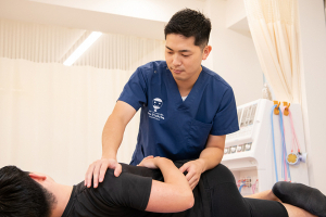 神田鍼灸整骨院の整体の施術風景画像です。