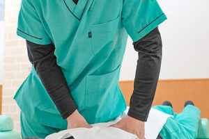 ゆうしん鍼灸整骨院　朝霞の腰痛の施術風景画像です。