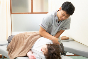 あい鍼灸院・接骨院　イオンタウン小阪院の骨盤矯正施術の施術風景画像です。