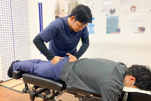 中村橋名倉堂鍼灸整骨院の骨盤矯正施術の施術風景画像です。