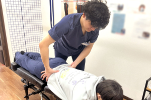 中村橋名倉堂鍼灸整骨院の腰痛の施術風景画像です。