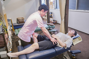 名古屋ハピネス鍼灸接骨院・整体院丸の内の腰痛の施術画像