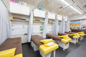 はぴねす鍼灸整骨院　阿倍野院で整体施術を受ける内観画像像