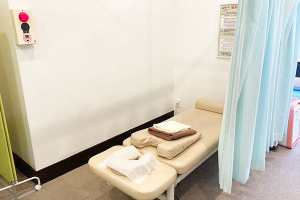 リーフ整骨院 井土ヶ谷院で整体施術を受ける内観画像