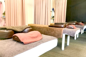 じん鍼灸整骨院平松本町院の鍼灸施術を受ける内観画像