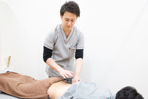 あい鍼灸院・接骨院　なんばウォーク日本橋駅院の鍼灸の施術画像