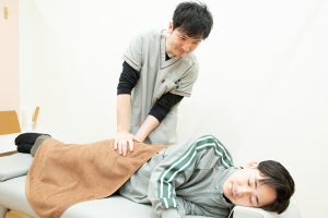 あい鍼灸院・接骨院　なんばウォーク日本橋駅院の骨盤矯正の施術画像