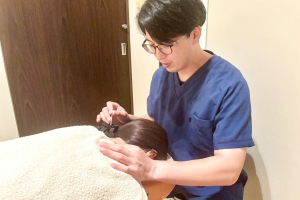望ノゾミ整骨院の鍼灸の施術風景画像です。
