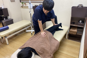 ナチュラル整骨院　三鷹院の骨盤矯正施術の施術風景画像です。