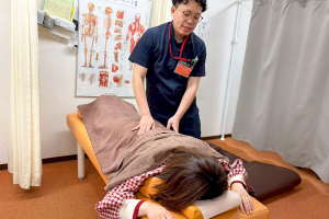 まいれ鍼灸整骨院・整体院　大津市石山院の整体の施術風景画像です。