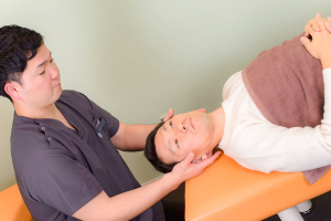 かわぐち晴海整骨院の肩こりの施術風景画像です。