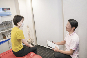 名古屋ハピネス鍼灸接骨院・整体院　名駅のカウンセリング風景画像です。