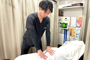 ＫＯＫＵＡ鍼灸整骨院　柴崎院の整体の施術風景画像