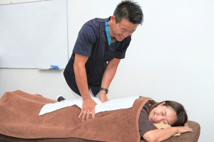 くすのき鍼灸院接骨院の整体の施術風景画像です。