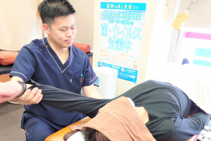 セントラル接骨院　西台の肩甲骨はがし施術の施術風景画像です。