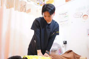 あおば総合治療院　イオン大和院の骨盤矯正の施術風景画像です。