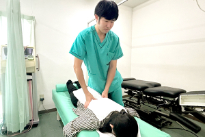 仁健接骨院の腰痛の施術風景画像です。