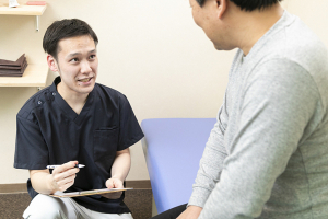 河辺リーフ鍼灸整骨院のカウンセリング風景画像です。