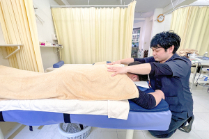 松本接骨院（中野）のあん摩マッサージ指圧の施術風景画像