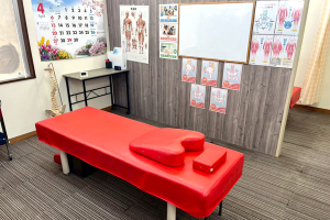 さくらメディネス整骨院八重瀬院の整体施術を受ける内観画像