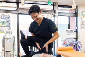 北４２条あおば鍼灸整骨院の骨盤矯正施術の施術風景画像です。