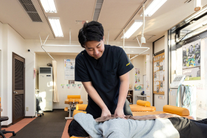 北４２条あおば鍼灸整骨院の肩こりの施術風景画像です。