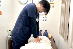大泉名倉堂鍼灸接骨院の腰痛の施術風景画像です。