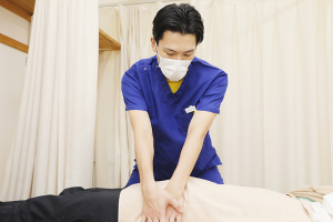 花小金井南町接骨院の骨盤矯正の施術風景画像です。