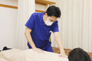 花小金井南町接骨院の肩こりの施術風景画像です。