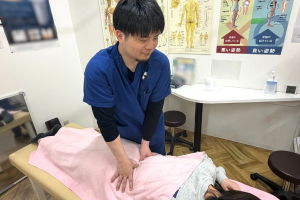 ＮＡＯＳＥＬ菊陽整骨院の腰痛に対する施術風景画像です。