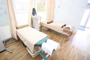 やすらぎ接骨院で整体施術を受ける内観画像