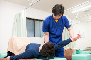 久米川駅前接骨院の施術風景画像