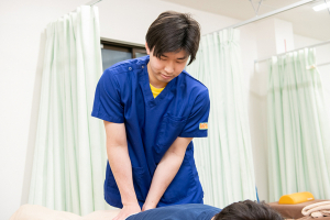 久米川駅前接骨院の骨盤矯正の施術風景画像です。