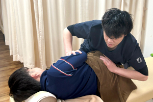 琴似駅前整骨院の骨盤矯正施術の施術風景画像です。