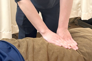 琴似駅前整骨院の腰痛の施術風景画像です。