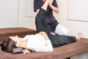 あおば鍼灸院接骨院　フレスポ春日井店の腰痛の施術風景画像です