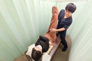 おかだ鍼灸整骨院　枚方御殿山院の膝痛に対する施術風景画像です。